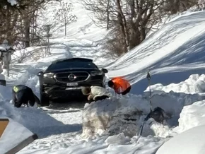 Schweizer wagen SUV-Fahrt auf Alpen-Fußweg – und bleiben stecken