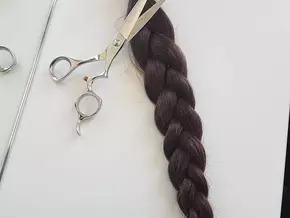 „Kostenloser Schnitt für alle, die Haare für Verbrennungsopfer spenden!“