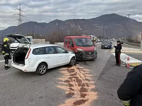 Crash zwischen Pkw und Lieferwagen fordert drei Verletzte