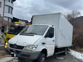 Mühlbach: Kleinlaster bleibt auf Mauer hängen