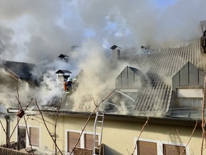 Klausen: Verletzte Person bei Dachgeschossbrand