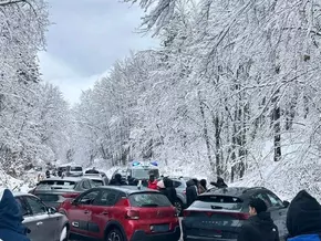 Albtraum im Winter: Straße wird zur Rutschbahn