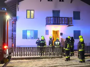 Mann kämpft gegen Flammen in seiner eigenen Wohnung