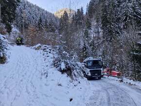 Schwerfahrzeug gerät im Eggental in Notlage