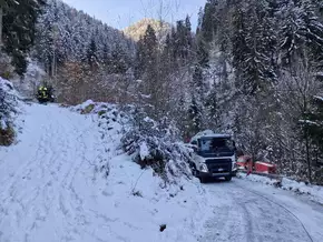Schwerfahrzeug gerät im Eggental in Notlage