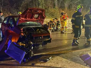 Auto schleudert bei Auer von der Straße: Vier junge Menschen verletzt