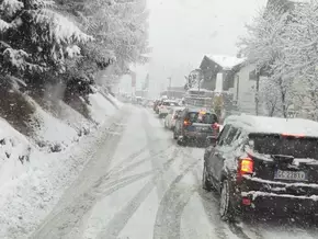Unglaublich: Sommerreifen-Schlacht im tiefsten Sextner Winter