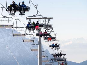 In den Dolomiten: Sturz aus Sessellift