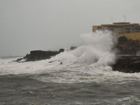 Sizilien: Tosende Wellen treffen auf Leichtsinn der Menschen – VIDEO