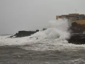 Sizilien: Tosende Wellen treffen auf Leichtsinn der Menschen – VIDEO