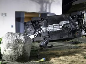 Pkw kracht in Vorarlberg gegen Hausfassade und Garagentor