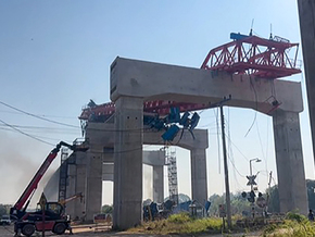 Baukran stürzt in Thailand auf Zug, mindestens 30 Tote