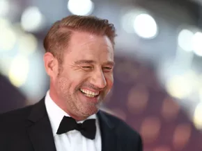 Sänger Sasha führt sein Kind mit Golfcart in die Schule