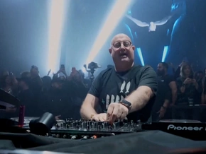 Dieser Priester begeistert als DJ die Massen