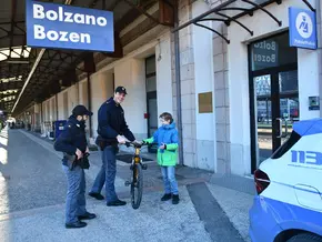 Bozen: Polizei macht Jungen [10] überglücklich