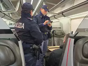 Passagierin erlebt Schock im Zug: Plötzlich entblößt er sich