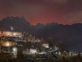 Polarlichter erleuchten überraschend Dolomitengipfel rot