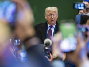 Trump droht Iran wieder mit Militärschlag