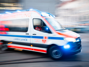 Bub bei Sturz aus erstem Stock in Wien leicht verletzt