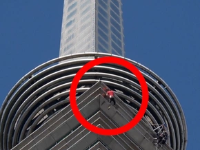 Ohne Seil: Extremsportler klettert auf 500-Meter-Wolkenkratzer