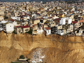 Sizilien: Stadt droht nach Erdrutsch in Graben zu stürzen - VIDEO