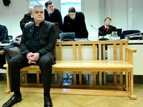 Ankläger unterstellt Ott zum Prozessauftakt “Landesverrat”