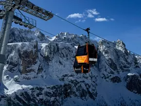 Olympisches Feuer entzündet die Dolomiten