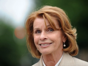 Senta Berger nach Sturz am Oberschenkel operiert