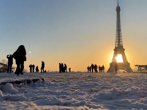 Schnee am Eiffelturm in Paris