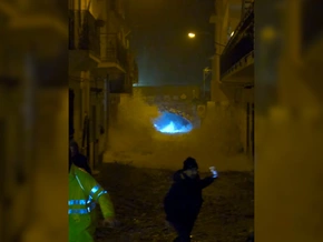 Monsterwelle flutet Stadtgasse auf Urlaubsinsel – VIDEO