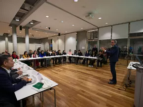 Landeshauptmann Kompatscher trifft junge Tibeter in Südtirol