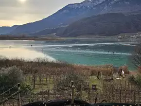 Winterliche Postkartenidylle am Kalterer See