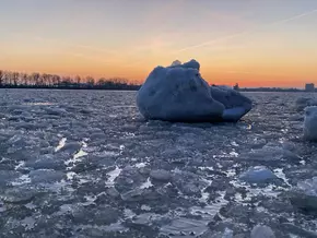 Meterhohe Eisformationen auf der Elbe bei Hamburg