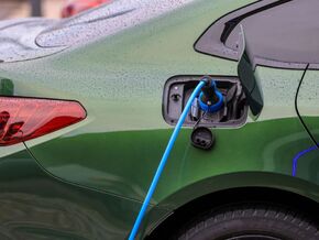 2025 weltweit 13,7 Millionen neue Elektroautos zugelassen