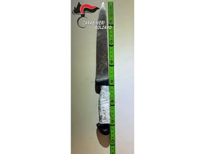 Brixen: Carabinieri stoppen Messer-Mann