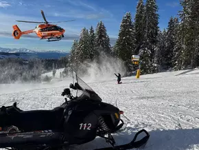 Schutzengel in Uniform patroullieren auf der Piste