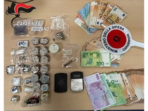 Drogen mit demselben Symbol markiert