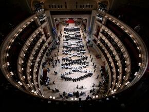 Broadway-Feeling mit Stone und “The Nanny” am Opernball