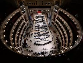 Broadway-Feeling mit Stone und "The Nanny" am Opernball