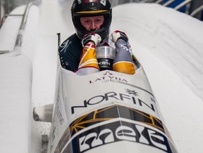 Schwerer Unfall im Eiskanal: Renars Grantins überschlägt sich mit seinem Bob