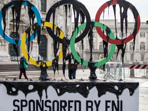 Schwarzes Öl tropft von Olympia-Ringen