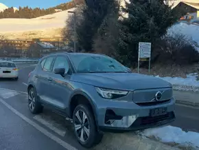 Auto strandet auf Verkehrsinsel