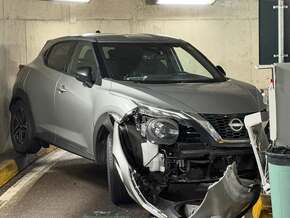 Auto verkeilt sich in Parkhaus-Ausfahrt