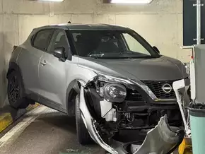 Auto verkeilt sich in Parkhaus-Ausfahrt