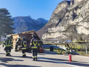 Karnevalswagen kippt um