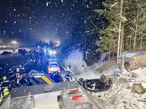 Pkw überschlägt sich bei Unfall in Antholz