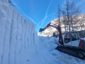 Lawine verlegt Alpenpass meterhoch