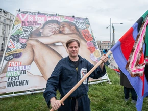 Milo Rau inszeniert einen "Prozess gegen Deutschland"