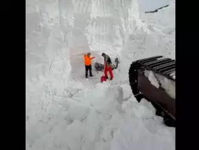 Ätna: Auto meterhoch vom Schnee verschluckt - VIDEO