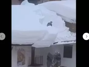 Italien: Dach von dicker Schneelast befreit